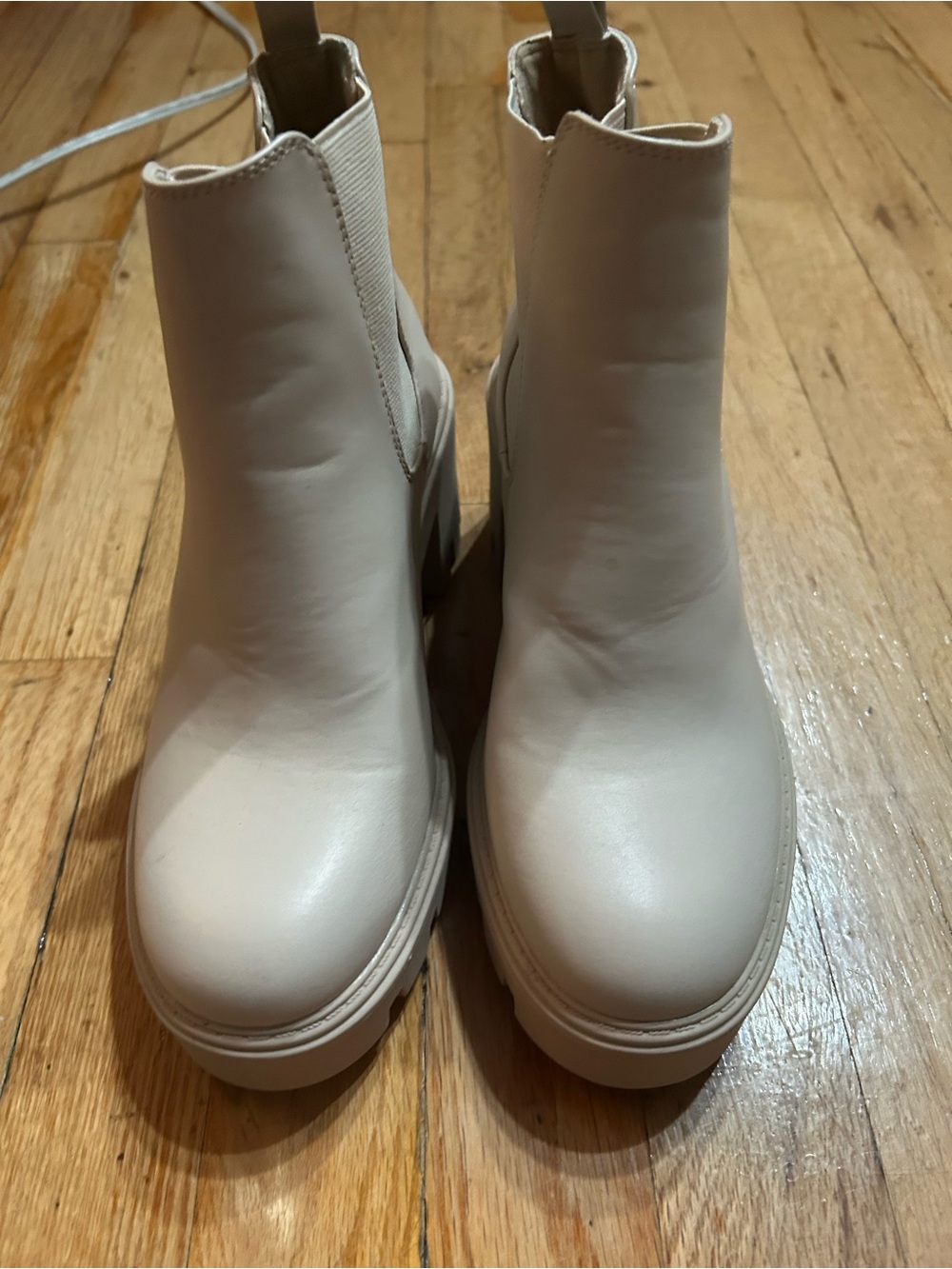 Women's Redtop Cream Chelsea Booties size 7 pet/smoke free home
